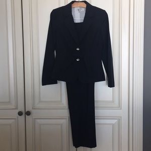 TAHARI Arthur S. Levine petite pant suit
